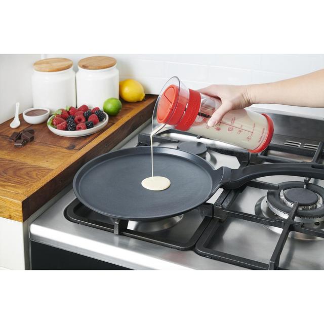 3485990386100 - Mastrad - Shaker à crêpe TWIST'N MIX - Rouge