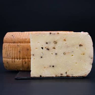 Le Chariot à fromages, Artisan Fromager Pecorino Pepato (au poivre), environ 250g