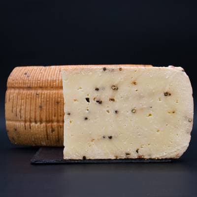 Le Chariot à fromages, Artisan Fromager Pecorino Pepato (au poivre), environ 250g