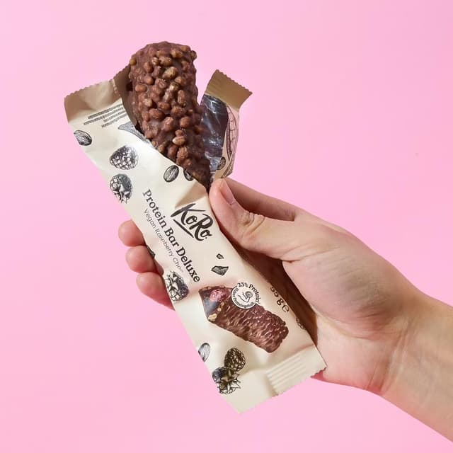 4255582813593 - Koro - Barre protéinée Deluxe vegan framboise - chocolat