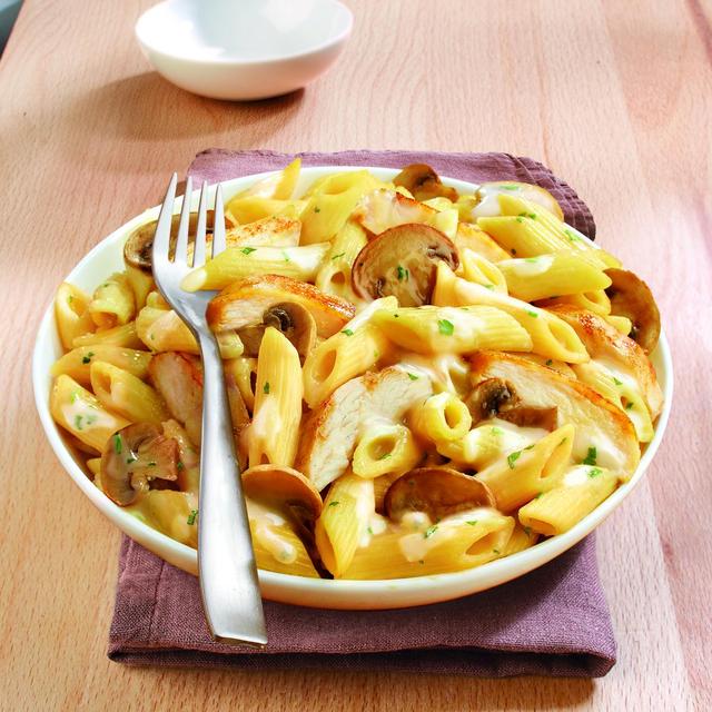 3248833087998 - Marie - Petites escalopes de volaille et penne à la crème et aux champignons