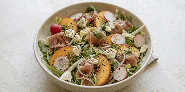 Salade de fenouil, pêche et jambon cru