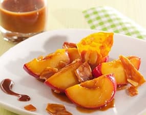 Prunes caramélisées au beurre demi-sel, nougatine