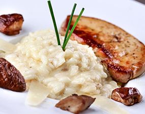risotto crémeux aux champignons et noisettes, foie gras poêlé