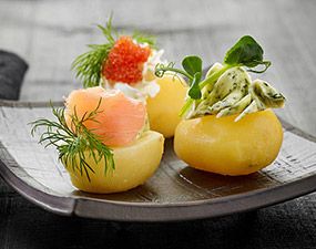 Bouchées pomme de terre, caviar et saumon fumé