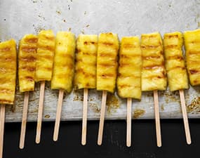 Brochette d'ananas rôties