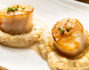 Noix de saint jacques rôties, purée de panais à la vanille, jus d'agrumes