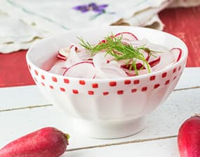 Radis marinés et sauce crémeuse