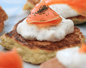 Blinis à la farine de châtaigne, saumon fumé et crème