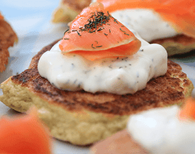 Blinis à la farine de châtaigne, saumon fumé et crème
