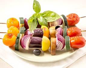 Brochettes de légumes d'été au barbecue