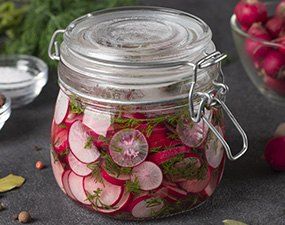 Radis marinés aux fines herbes