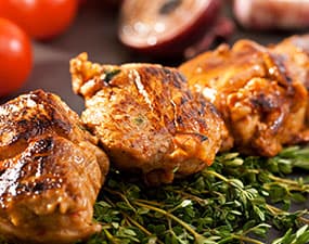 Brochettes d'agneau marinees aux herbes