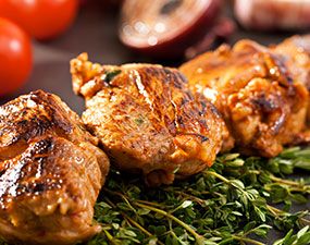 BROCHETTES D'AGNEAU MARINEES AUX HERBES