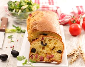 Cake à la tomate, olives, figues et lardon