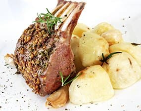 Côtelettes d'agneau gratinées au parmesan et à la moutarde