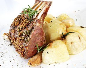 Côtelettes d'agneau gratinées au parmesan et à la moutarde