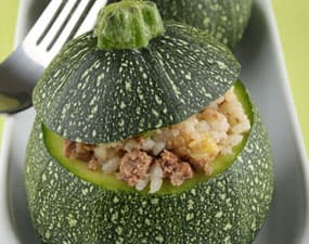 Courgettes rondes farcies aux 2 riz et coulis de tomates