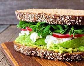 Croque-monsieur mozarella, avocat, tomate