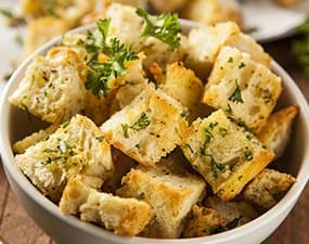 Croûtons au sésame et coriandre