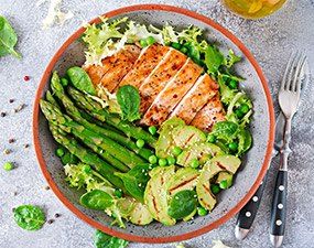 Salade d'asperges au poulet fumé