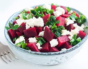 Salade de betterave, feta et sésame