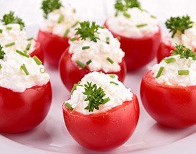 Tomates cocktail farcies au fromage frais