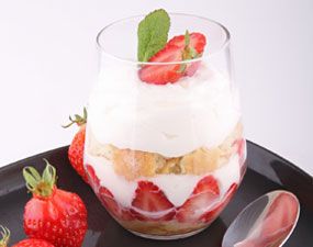 Verrines de mousse au chocolat blanc et fraises