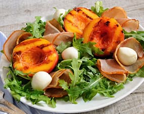 Salade de fenouil, pêche et jambon cru