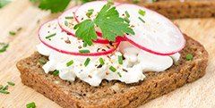 Toasts aux radis et fromage frais